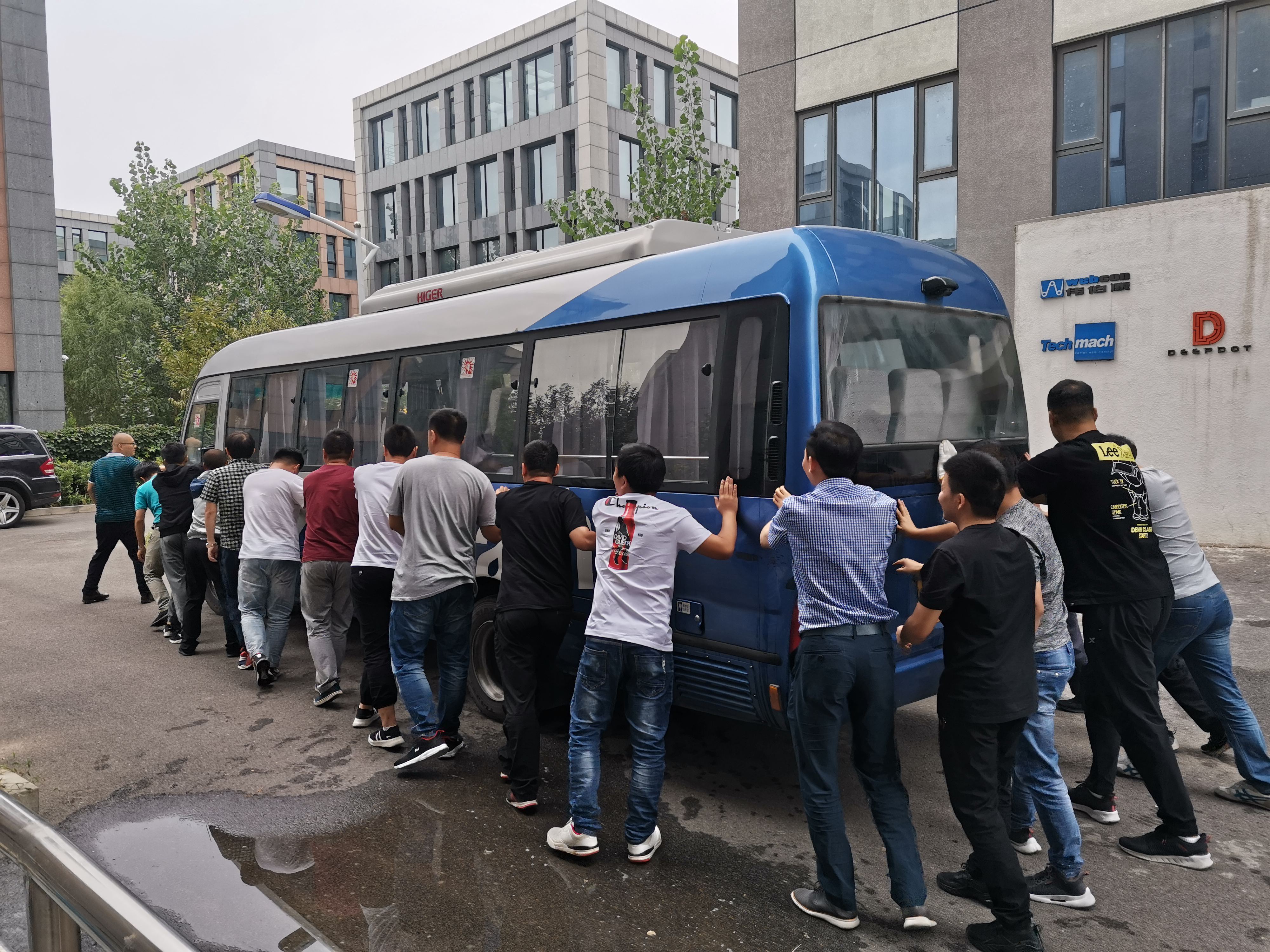 【鈦·暖心】公司班車(chē)發(fā)生故障，萬(wàn)眾一心集體推車(chē)